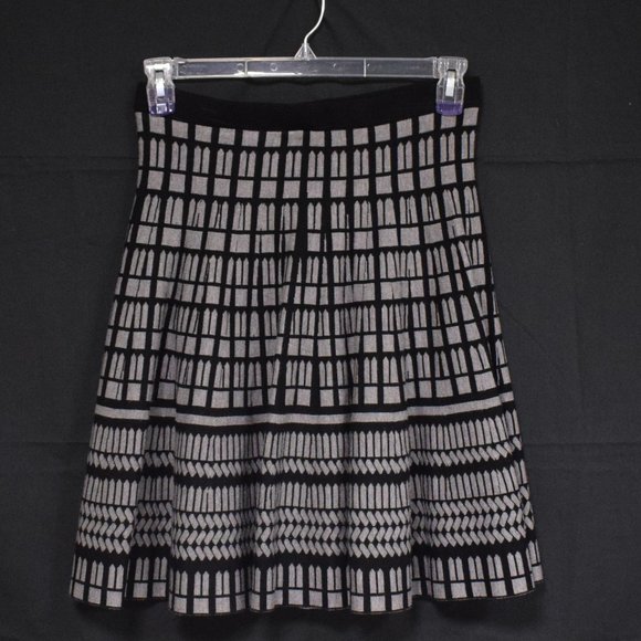 Carmen Marc Valvo Stretch Knit Flare Skirt size M - Picture 1 of 3